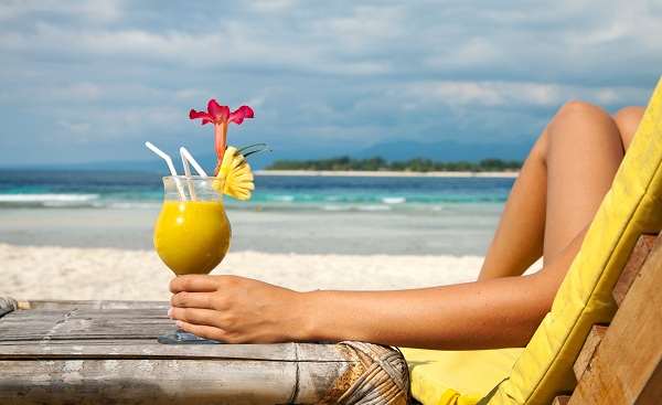 relaxing-with-drink-spring-break-beach