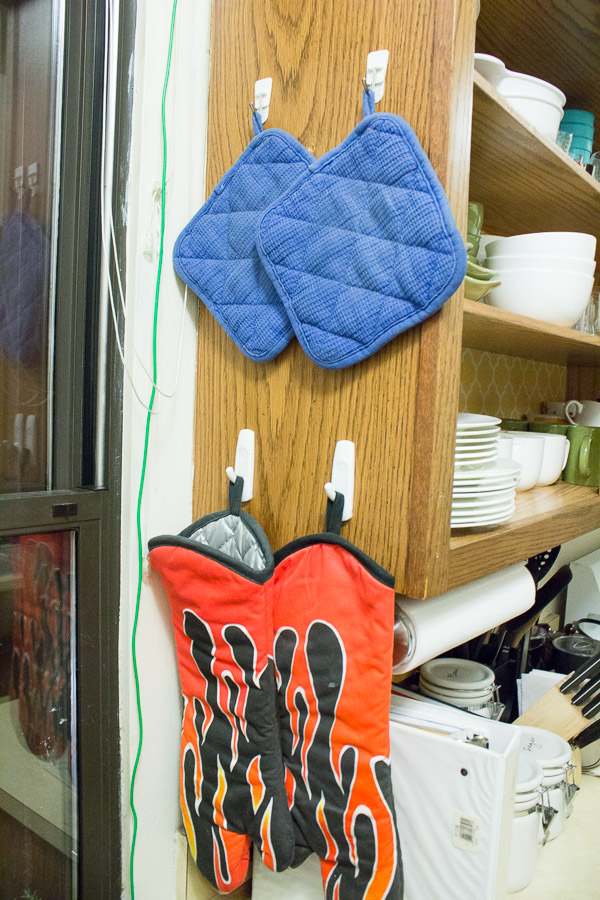 15_Storage_And_Organization_Ideas_For_Your_Kitchen_-_Hang_your_hotpads_for_easy_access[1]