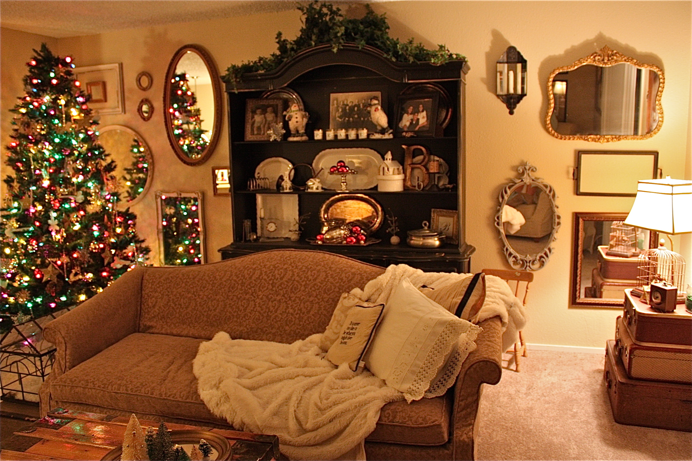 Amplified Apartments: Home Edition: The Winsome Christmastime Washington Retreat Amplified Apartments: Home Edition: The Winsome Christmastime Washington Retreat