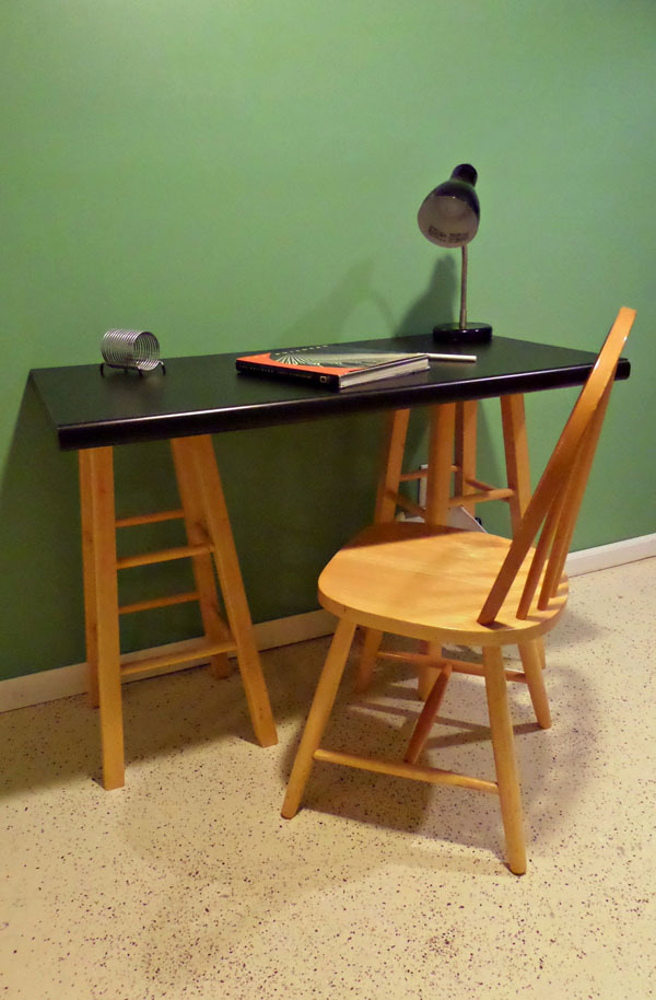 Small Spaces-DIY Desk-ForRent.com