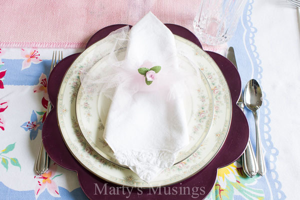 Table Lace Napkins and Place Setting ForRent.com Love these easy, inexpensive table setting ideas for the holidays!