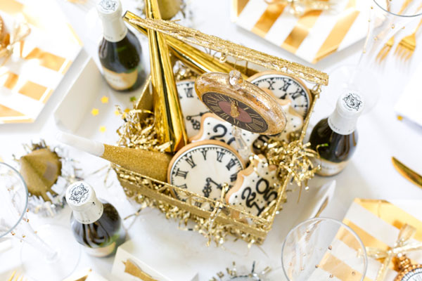 If you are ringing in the New Year at home try this metallic tablescape New Years Eve Tablescape gold white