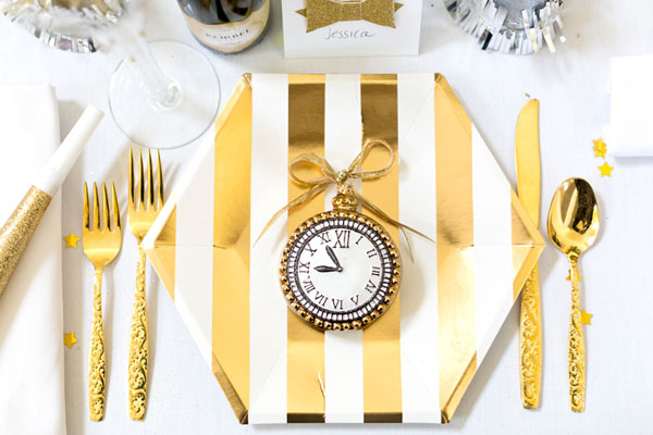 If you are ringing in the New Year at home try this metallic tablescape New Years Eve Tablescape place setting