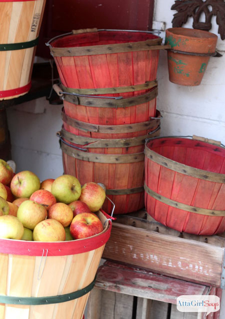 I love collectibles! Here's some of creative and appealing ways to showcase your treasures! Collectibles Apple Baskets