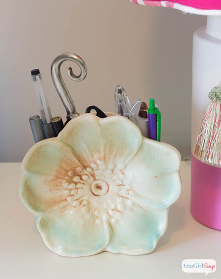 I love collectibles! Here's some of creative and appealing ways to showcase your treasures! Collectibles Pen Holder