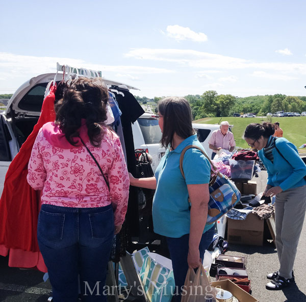 If its time to clean up your space and de-clutter, consider these apartment-friendly tips for a yard sale Yard Sale Shopping lot