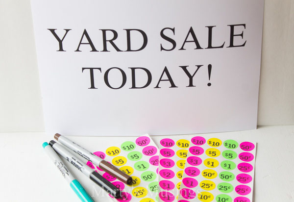 If its time to clean up your space and de-clutter, consider these apartment-friendly tips for a yard sale Yard Sale Sign labels