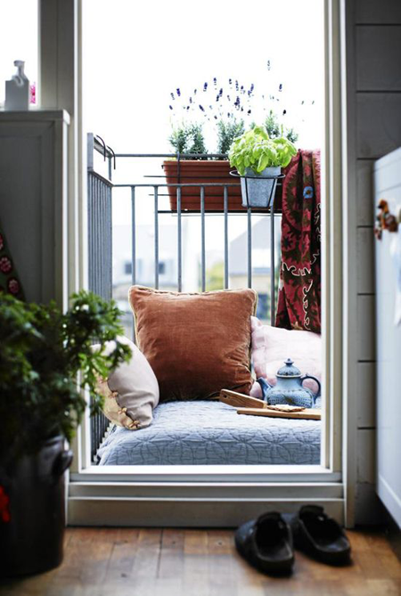 Stylize your apartment space to make it feel like home with these great ideas! stylizing apartment small balcony