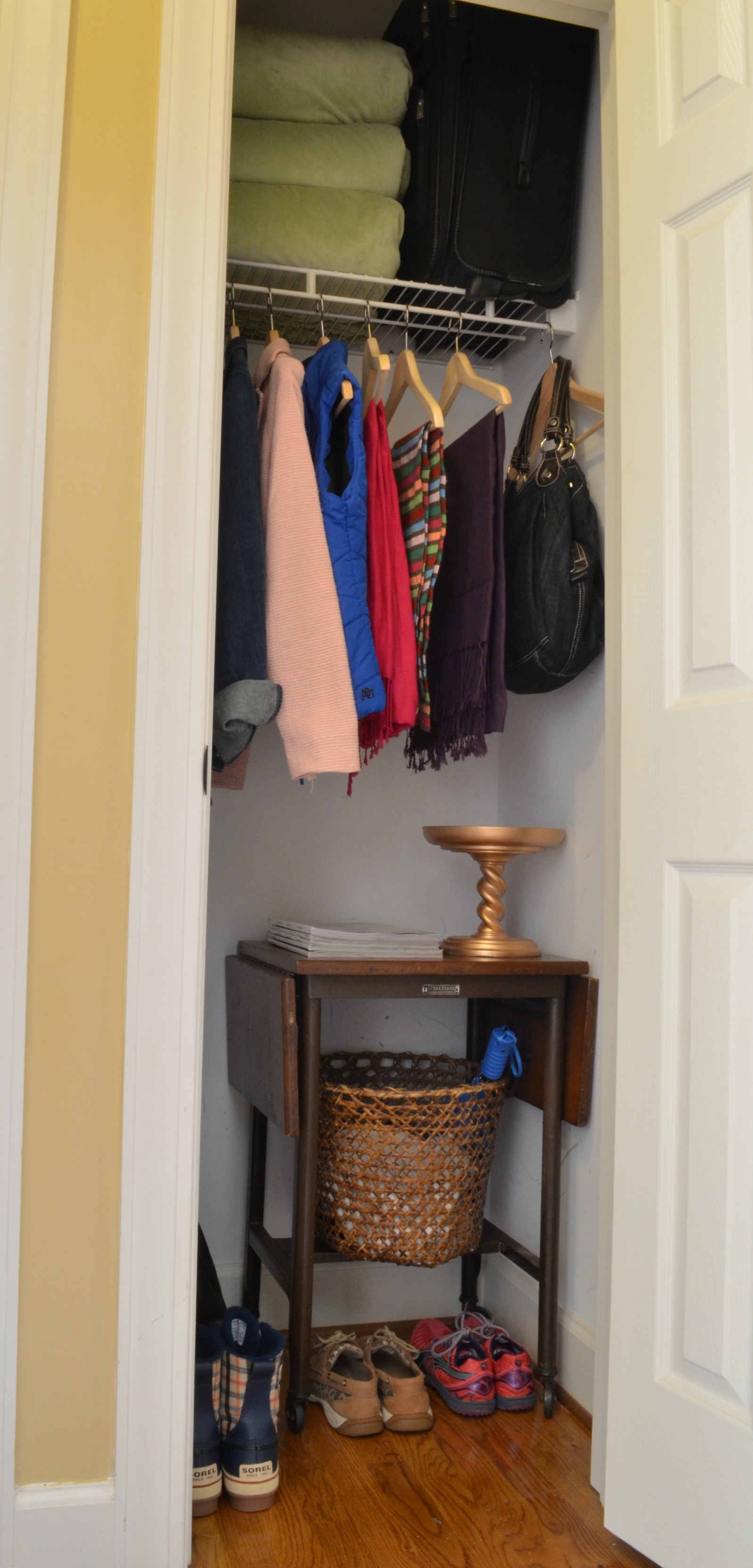 Profile Menu Feb 23, · Wire closet dividers are essential for small closet organization. They keep stacks of sweaters, T-shirts, and jeans from toppling each time you change outfits. Encourage order by shifting seasonal items to the top shelf and organizing everyday items at eye level. Label shelf edges so everyone knows what goes where to avoid clausessharon.ml: ()