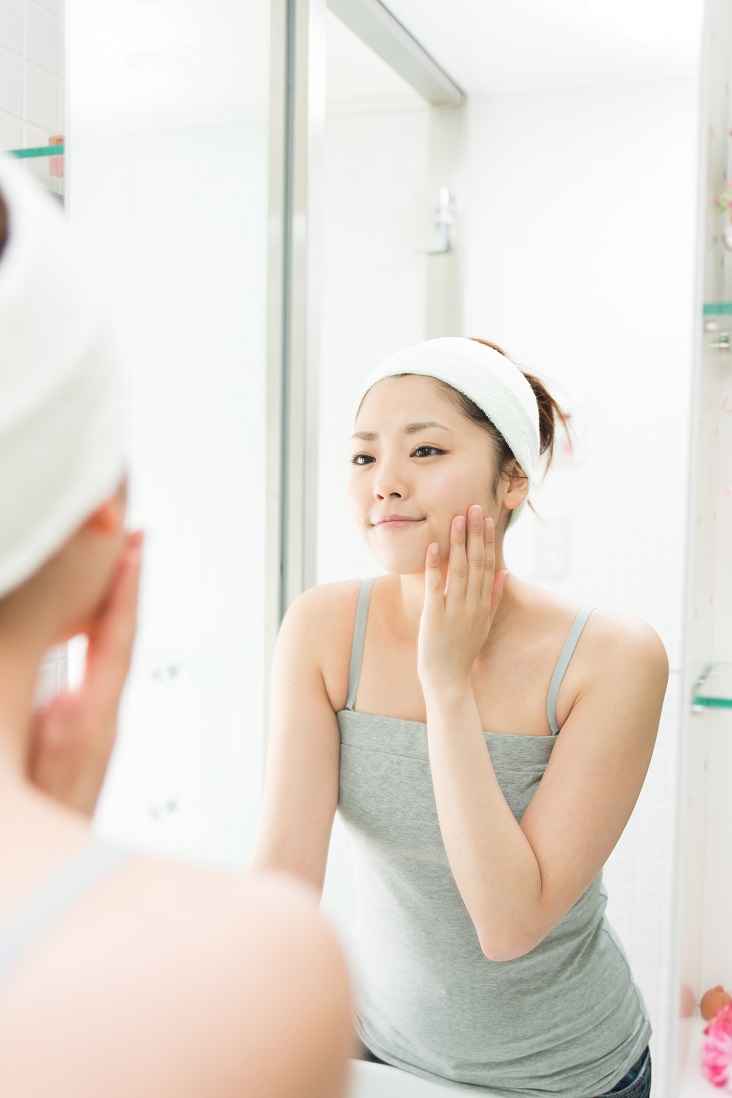 Bathroom Hacks for Rental_girl_mirror