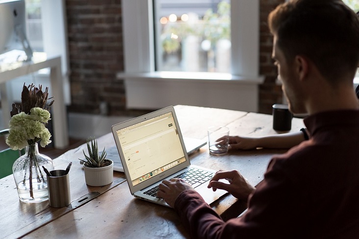 social-media-neighbors-laptop