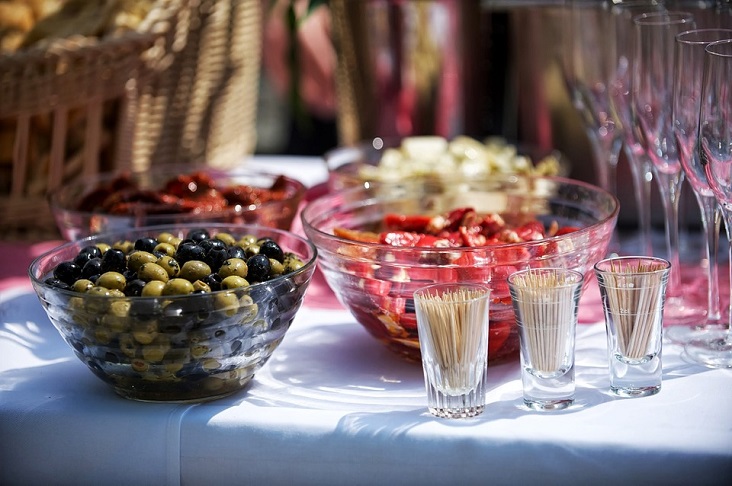 hosting-party-clubhouse-01