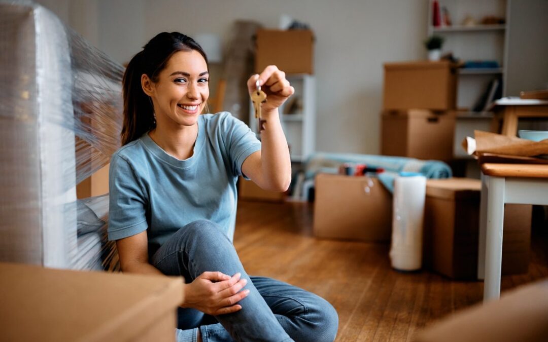 Renter showing the keys to her new apartment